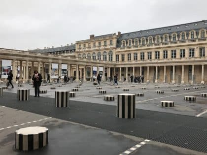 Passeio pelos jardins do Palais Royal, Paris - França