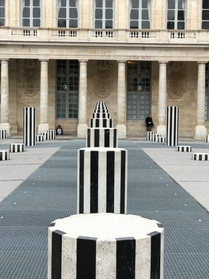 Passeio pelos jardins do Palais Royal, Paris - França