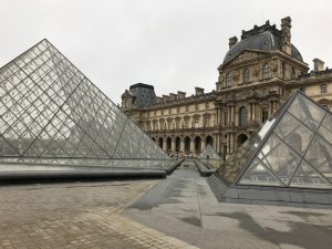 Passeio pelos jardins do Louvre, Paris - França