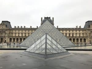 Passeio pelos jardins do Louvre, Paris - França