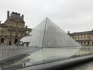 Passeio pelos jardins do Louvre, Paris - França