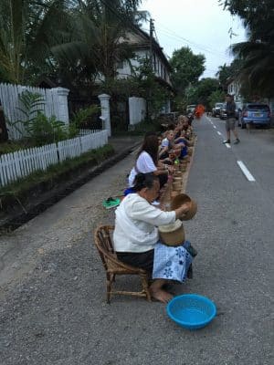 Cerimônias em Luang Prabang, no Laos - Alms Giving