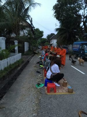 Cerimônias em Luang Prabang, no Laos - Alms Giving