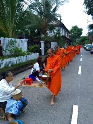 Cerimônias em Luang Prabang, no Laos - Alms Giving