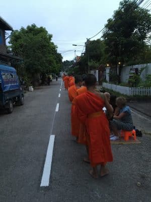 Cerimônias em Luang Prabang, no Laos - Alms Giving