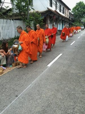 Cerimônias em Luang Prabang, no Laos - Alms Giving