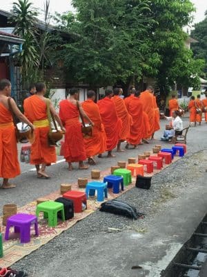 Cerimônias em Luang Prabang, no Laos - Alms Giving