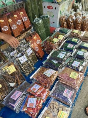 Mercado matinal local em Luang Prabang, no Laos - Nacht Market