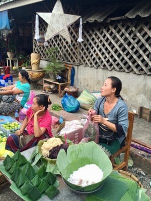 Mercado matinal local em Luang Prabang, no Laos - Nacht Market