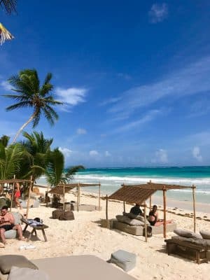 Praia em Tulum, México