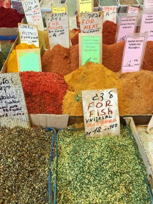 HaCarmel, o maior mercado de Tel-Aviv, em Israel