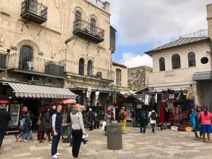 Christian Quarter, a via sagrada em Jerusalém.
