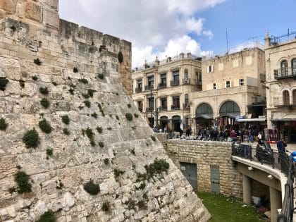 Christian Quarter, a via sagrada em Jerusalém.