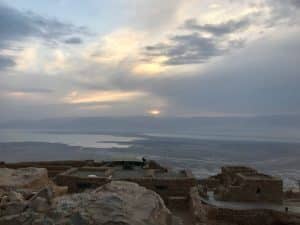 Masada. monte rochoso de topo achatado em Jerusalém