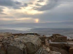 Masada. monte rochoso de topo achatado em Jerusalém