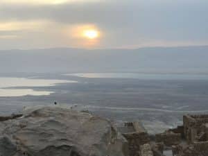 Masada. monte rochoso de topo achatado em Jerusalém