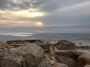 Masada. monte rochoso de topo achatado em Jerusalém