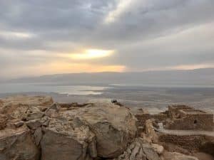 Masada. monte rochoso de topo achatado em Jerusalém