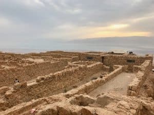 Masada. monte rochoso de topo achatado em Jerusalém