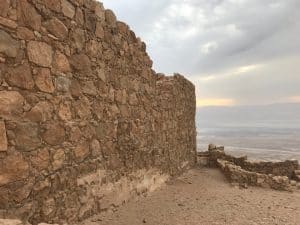 Masada. monte rochoso de topo achatado em Jerusalém