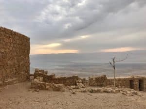 Masada. monte rochoso de topo achatado em Jerusalém