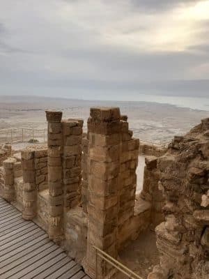 Masada. monte rochoso de topo achatado em Jerusalém