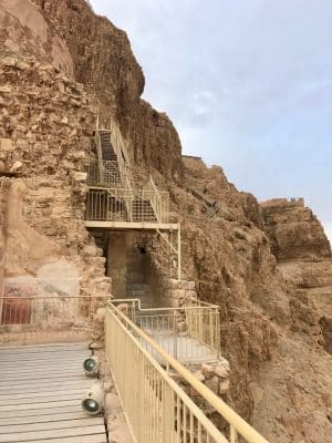 Masada. monte rochoso de topo achatado em Jerusalém