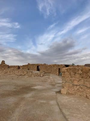 Masada. monte rochoso de topo achatado em Jerusalém