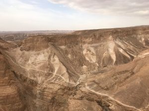 Masada. monte rochoso de topo achatado em Jerusalém