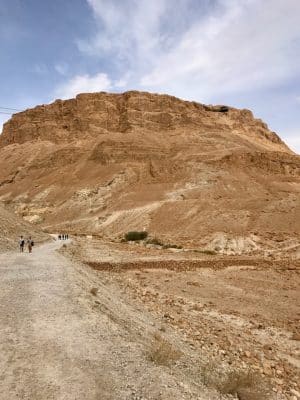 Masada. monte rochoso de topo achatado em Jerusalém